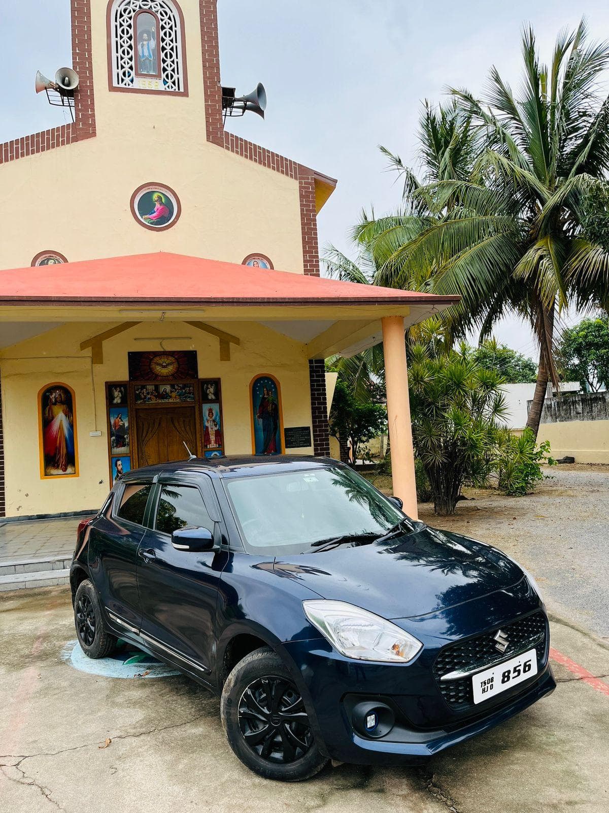 A photo of a Maruti Swift VXI 2022 - Black hatchback.